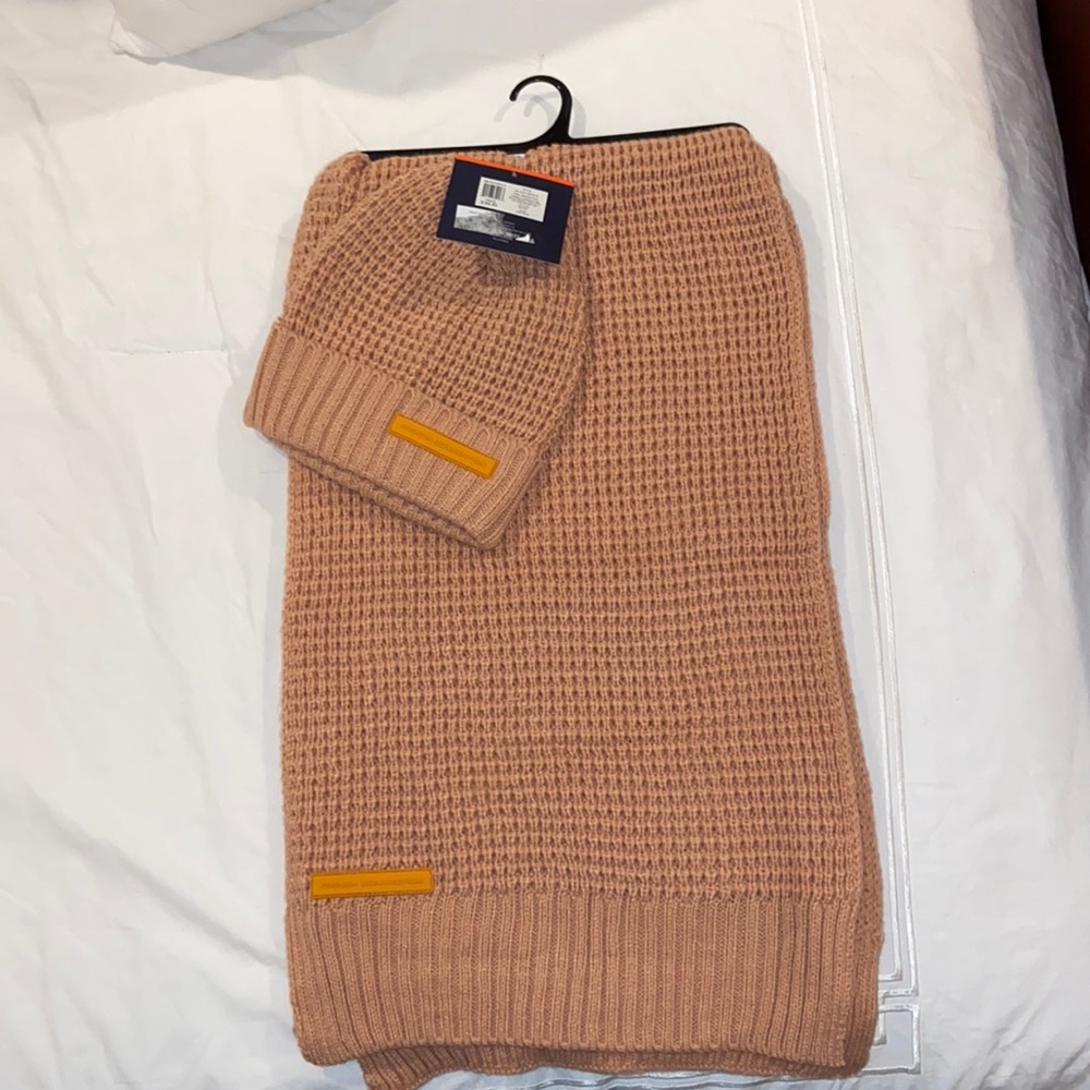 NWT French Connection Hat & Scarf Set DUPNK color